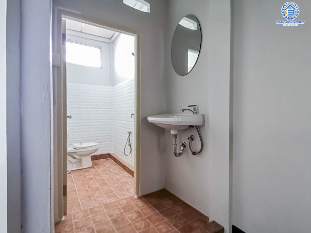 ทาวน์เฮ้าส์มือสองย่านกรุงเทพฯ ม.พระปิ่น2 ติดถ.บรมราชชนนี เนื้อที่ 18 ตร.ว. ฟังก์ชัน 2 ห้องนอน 2 ห้องน้ำ 1 ที่จอดรถ รีโนเวทใหม่ เปลี่ยนสุขภัณฑ์ ต่อเติมครัว พร้อมอยู่ บนทำเลดี เชื่อมต่อถ.พุทธมณฑลสาย2, ถ.กาญจนาภิเษก ใกล้ม.มหิดล และทางด่วน "ศรีรัช"